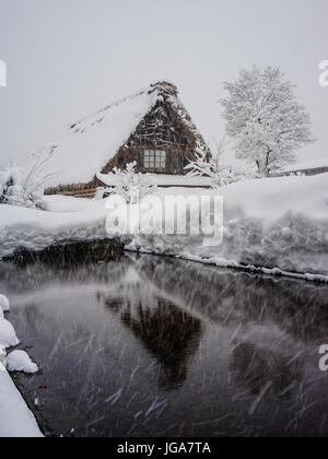 Paysage d'hiver à Shirakawa-go village de Gifu, Japon. Les Villages historiques de Shirakawa-go et Gokayama sont désignés sites du patrimoine mondial de l'UNESCO. Banque D'Images