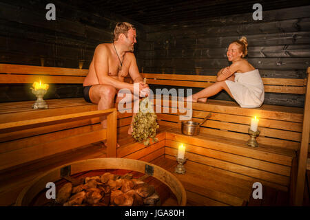 Couple dans un sauna, Laponie, Finlande Banque D'Images