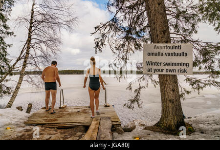 Couple la natation hivernale, Laponie, Finlande Banque D'Images