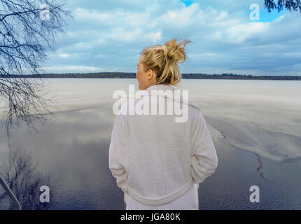 Femme natation hivernale, Laponie, Finlande Banque D'Images