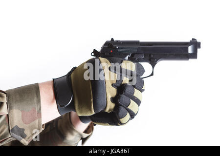 Les mains gantées tenant un pistolet sur fond blanc Banque D'Images