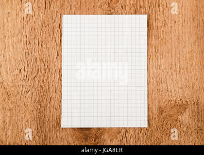 Feuille de papier sur fond de bois Banque D'Images