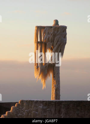 Toits de glaçons sur le port gelé lampe. hiver par la mer. Banque D'Images