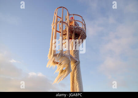 Toits de glaçons sur le port gelé lampe. hiver par la mer. Banque D'Images