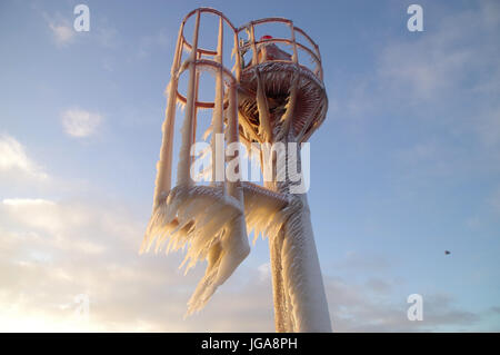 Toits de glaçons sur le port gelé lampe. hiver par la mer. Banque D'Images