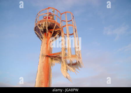 Toits de glaçons sur le port gelé lampe. hiver par la mer. Banque D'Images