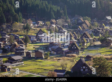 Vue aérienne de Shirakawago village japonais avec de nombreuses maisons en bois à l'été à Gifu, Japon. Shirakawa-go est l'un des sites du patrimoine mondial de l'Unesco en tant que Banque D'Images