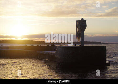 Un horizon de glaçons sur la lampe sur la jetée du port. L'hiver par la mer. Banque D'Images