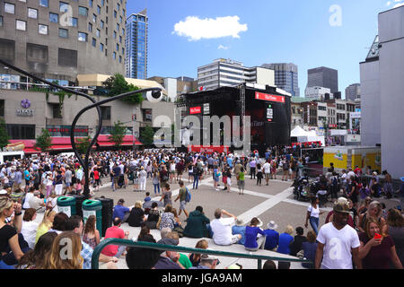 Les gens dehors et environ à la Place des festivals pendant le Festival International de Jazz de Montréal. Banque D'Images