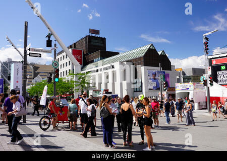 Les gens dehors et environ à la Place des festivals pendant le Festival International de Jazz de Montréal. Banque D'Images