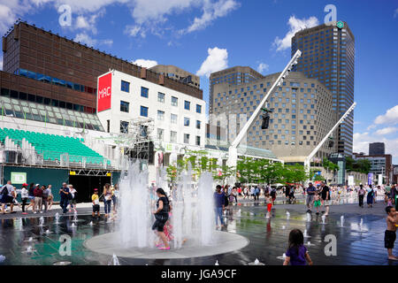 Les gens dehors et environ à la Place des festivals pendant le Festival International de Jazz de Montréal. Banque D'Images