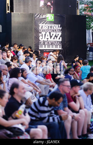 Les gens dehors et environ à la Place des festivals pendant le Festival International de Jazz de Montréal. Banque D'Images