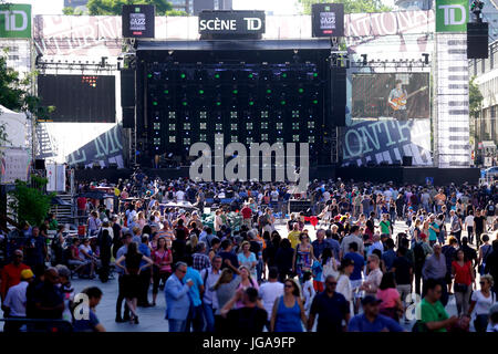 Les gens dehors et environ à la Place des festivals pendant le Festival International de Jazz de Montréal. Banque D'Images