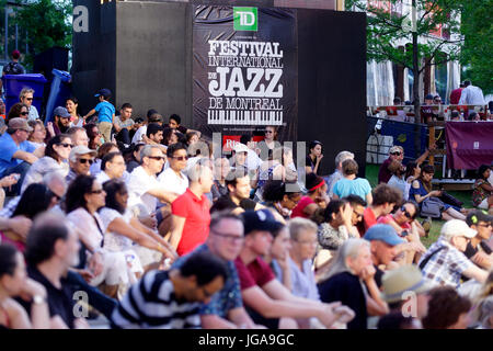 Les gens dehors et environ à la Place des festivals pendant le Festival International de Jazz de Montréal. Banque D'Images