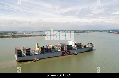 OOCL Hong Kong, le plus grand navire porte-conteneur, qui peut transporter 21 413 conteneurs de 20 pieds et est 1 311 pieds de long, les quais à Felixstowe sur sa dernière escale à son premier voyage en Europe avant de retourner à l'Extrême-Orient dans le cadre d'environ 77 jours aller-retour. Banque D'Images