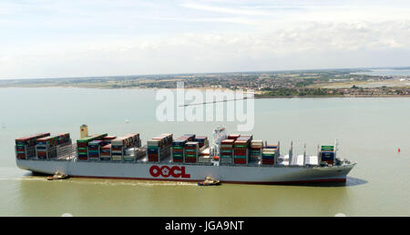 OOCL Hong Kong, le plus grand navire porte-conteneur, qui peut transporter 21 413 conteneurs de 20 pieds et est 1 311 pieds de long, les quais à Felixstowe sur sa dernière escale à son premier voyage en Europe avant de retourner à l'Extrême-Orient dans le cadre d'environ 77 jours aller-retour. Banque D'Images