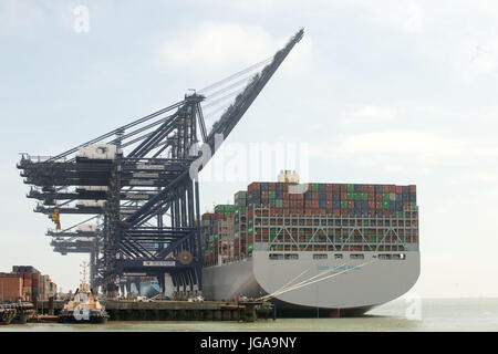 OOCL Hong Kong, le plus grand navire porte-conteneur, qui peut transporter 21 413 conteneurs de 20 pieds et est 1 311 pieds de long, les quais à Felixstowe sur sa dernière escale à son premier voyage en Europe avant de retourner à l'Extrême-Orient dans le cadre d'environ 77 jours aller-retour. Banque D'Images