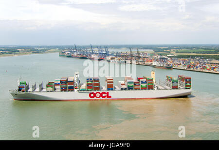 OOCL Hong Kong, le plus grand navire porte-conteneur, qui peut transporter 21 413 conteneurs de 20 pieds et est 1 311 pieds de long, les quais à Felixstowe sur sa dernière escale à son premier voyage en Europe avant de retourner à l'Extrême-Orient dans le cadre d'environ 77 jours aller-retour. Banque D'Images