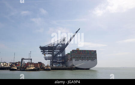 OOCL Hong Kong, le plus grand navire porte-conteneur, qui peut transporter 21 413 conteneurs de 20 pieds et est 1 311 pieds de long, les quais à Felixstowe sur sa dernière escale à son premier voyage en Europe avant de retourner à l'Extrême-Orient dans le cadre d'environ 77 jours aller-retour. Banque D'Images