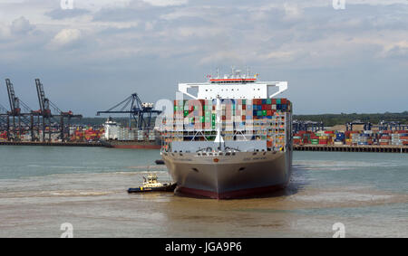 OOCL Hong Kong, le plus grand navire porte-conteneur, qui peut transporter 21 413 conteneurs de 20 pieds et est 1 311 pieds de long, les quais à Felixstowe sur sa dernière escale à son premier voyage en Europe avant de retourner à l'Extrême-Orient dans le cadre d'environ 77 jours aller-retour. Banque D'Images