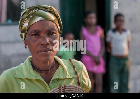 Mère et enfants en arrière-plan,Maun, Botswana Banque D'Images