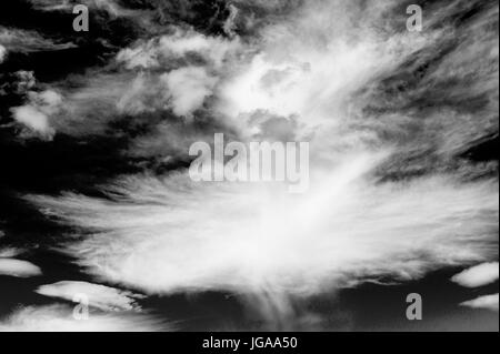 Black & White voir de beau temps, les nuages élevés contre le ciel bleu clair au Colorado Banque D'Images