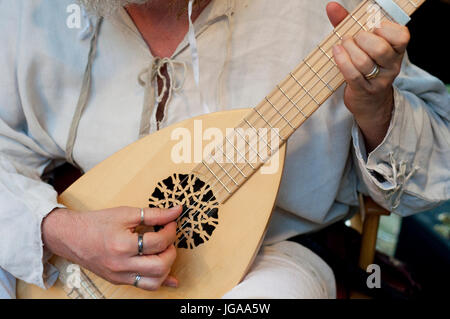 L'Italie, Lombardie, Crema, fête médiévale, des hommes habillés en costume médiéval jouer Instruments Musique Luth Banque D'Images