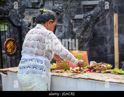 Bali, Indonésie - Apr 21, 2016. Une femme qui prie à Elephant Cave Temple à Bali, Indonésie. Goa Gajah (Grotte de l'éléphant) est un temple hindou situé très c Banque D'Images