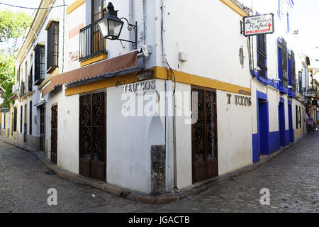 Cordoba Espagne, magasins fermés dans une rue colorée dans le quartier de la Juderia de la vieille ville de Cordoue (Cordova), Andalousie, Espagne Banque D'Images