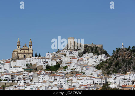 Le village blanc de Olvera, Andalousie, espagne. Banque D'Images