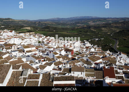 Vue depuis le haut de la ville Olvera, Andalousie, espagne. Banque D'Images