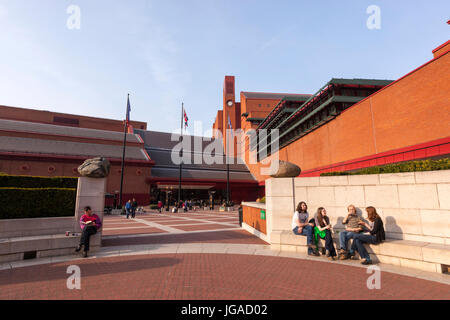 En dehors de la British Library, bibliothèque nationale du Royaume-Uni, Londres, Angleterre Banque D'Images