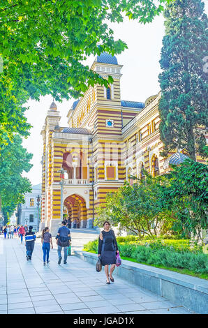 Tbilissi, Géorgie - 2 juin 2016 : La marche le long de l'Avenue Rustaveli ombragé avec vue sur le porche de l'Opéra et Ballet Theatre, le 2 juin à to Banque D'Images