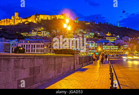 Tbilissi, Géorgie - 2 juin 2016 : promenade romantique le long pont Metekhi avec réverbères lumineux et une vue sur la forteresse de Narikala sur le haut de Sololaki hi Banque D'Images