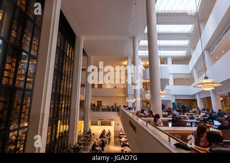 Les lecteurs à la British Library, bibliothèque nationale du Royaume-Uni, Londres, Angleterre Banque D'Images