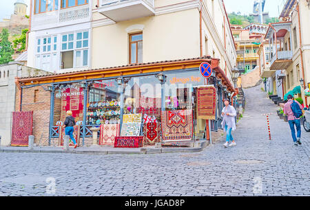 Tbilissi, Géorgie - 5 juin 2016 : Le magasin de tapis dans la rue touristique d'Abanotubani quartier, le 5 juin à Tbilissi. Banque D'Images