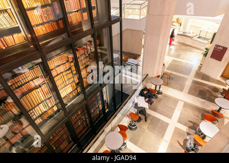 Les lecteurs à la British Library, bibliothèque nationale du Royaume-Uni, Londres, Angleterre Banque D'Images