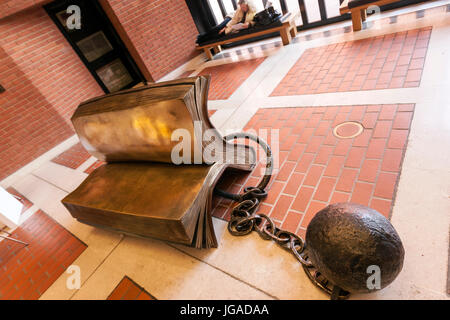 Sculpture en bronze. Bill Woodrow's 'sitting sur l'histoire" à la British Library, bibliothèque nationale du Royaume-Uni, Londres, Angleterre Banque D'Images