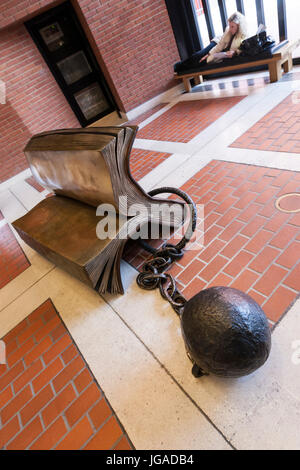 Sculpture en bronze. Bill Woodrow's 'sitting sur l'histoire" à la British Library, bibliothèque nationale du Royaume-Uni, Londres, Angleterre Banque D'Images