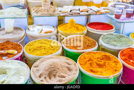 L'échoppe de marché en déserteur's bazaar propose un large éventail d'épices savoureuses, y compris l'svanetian curkuma, sel, poivre, paprika et des mixages, Tbilissi, Banque D'Images