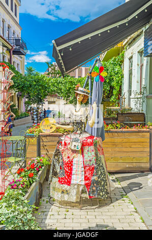 Tbilissi, Géorgie - 6 juin 2016 : La belle poupée dans vieille robe de style attire les touristes à visiter la galerie d'art en vieille ville, le 6 juin à Tbilissi. Banque D'Images