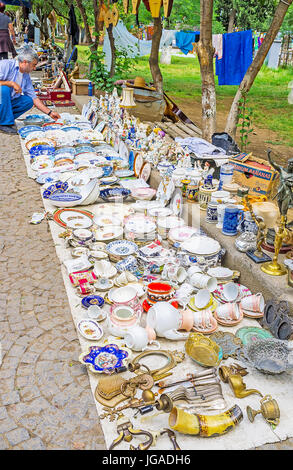 Tbilissi, Géorgie - 6 juin 2016 : Antique bazar à côté du pont sec est populaire parmi les habitants et les touristes, le 6 juin à Tbilissi. Banque D'Images