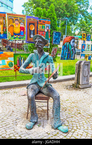 Tbilissi, Géorgie - 6 juin 2016 : La statue en bronze du célèbre peintre géorgien Niko Pirosmani décore le Dedaena park, lieu de l'exposition d'art en plein air Banque D'Images