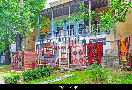 Tbilissi, Géorgie - juin 6, 2016 : Le magasin de tapis anciens avec les voisins à côté du marché aux puces, pont à sec le 6 juin à Tbilissi. Banque D'Images