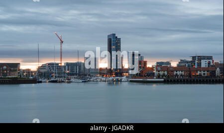 Le front de mer de Southampton au crépuscule sur une chaude journée d'été Banque D'Images