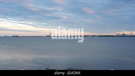 Le front de mer de Southampton au crépuscule sur une chaude journée d'été Banque D'Images