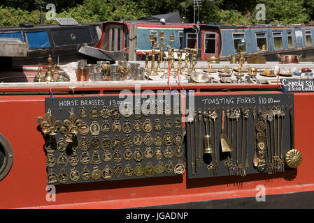 Canalboat sur le canal Kennet & Avon vente d'une sélection d'artisanat en laiton. Devizes Wiltshire England UK Banque D'Images