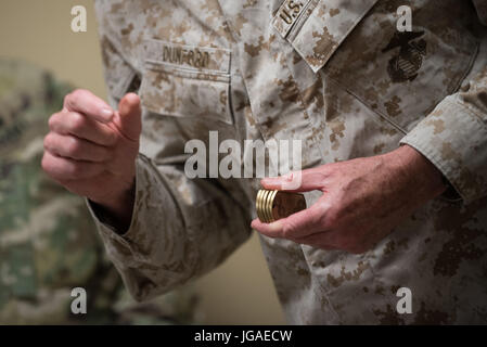 Les chefs militaires américains visitent le Commandement de la composante opérations spéciales de l’OTAN à l’aérodrome de Bagram, en Afghanistan, le 27 juin 2017, reconnaissant les militaires et rencontrant des membres du personnel américain, de la Coalition et afghan pour discuter des opérations et de la coordination. Banque D'Images