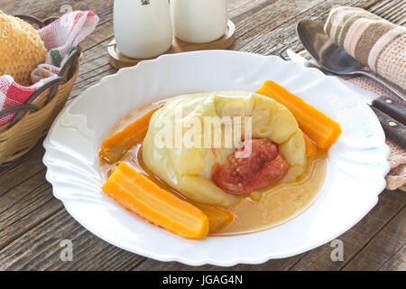 Poivrons farcis au riz, viandes hachées dans la plaque sur la table Banque D'Images