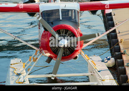 Vintage iconique de Harbour Air Seaplanes hydravion DHC-2 Beaver amarré au port de Vancouver Flight Centre, British Columbia, Canada. Banque D'Images